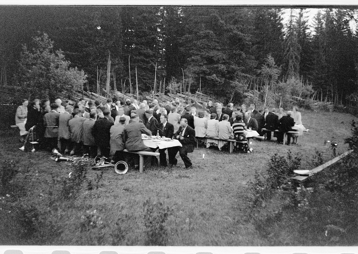 Håkon Prestkværn, Eksteriør, hage. Stor gruppe mennesker samlet rundt dekket bord.