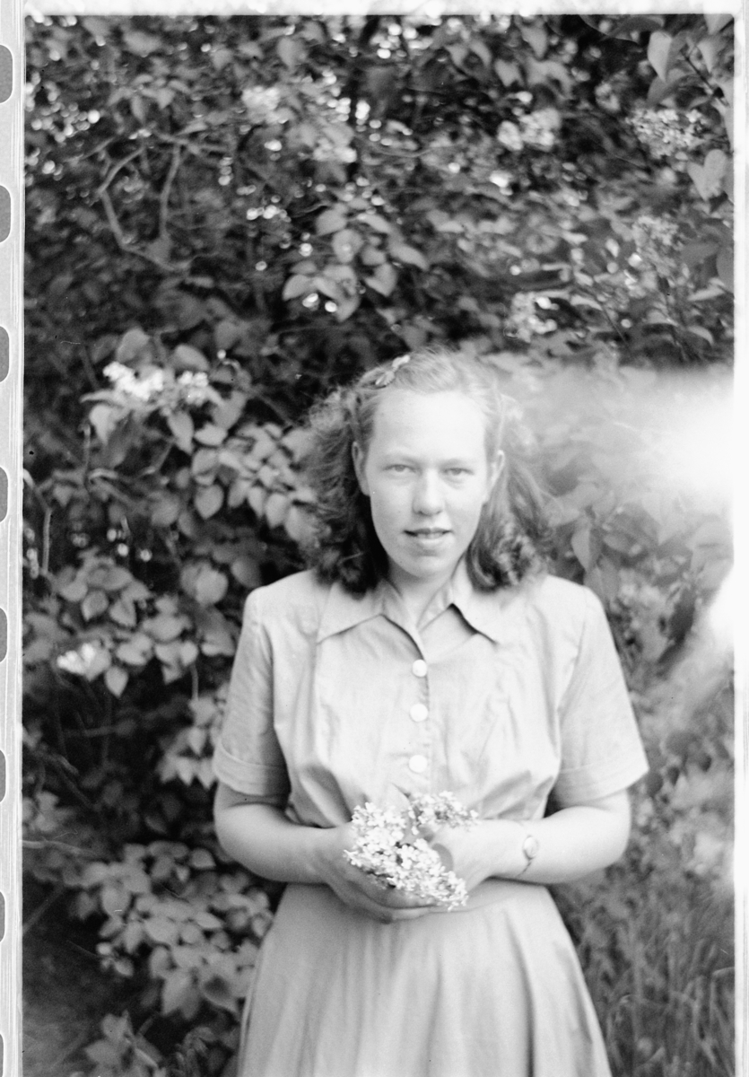 Håkon Prestkværn, Ukjent kvinne i kjole med blomster i hendene.