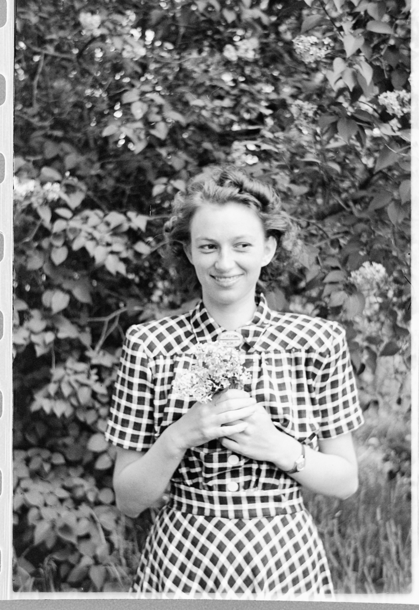 Håkon Prestkværn, Ukjent kvinne i kjole med blomster i hendene.