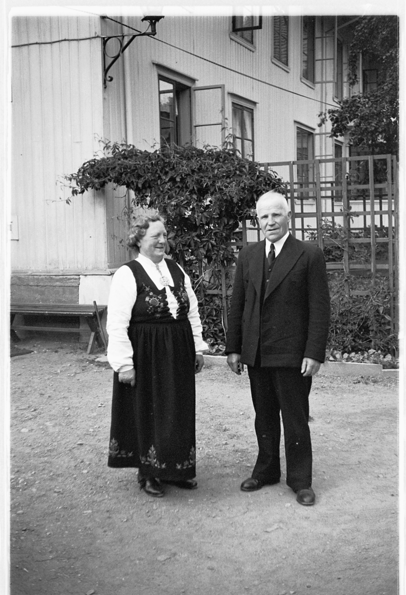 Håkon Prestkværn, Ukjent kvinne og mann i bunad og dress. Bryllupsgjester, Brumunddal hotell