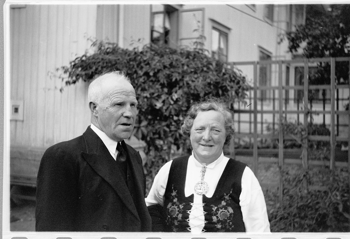 Håkon Prestkværn, Eldre mann med dress sammen med en eldre kvinne i bunad.