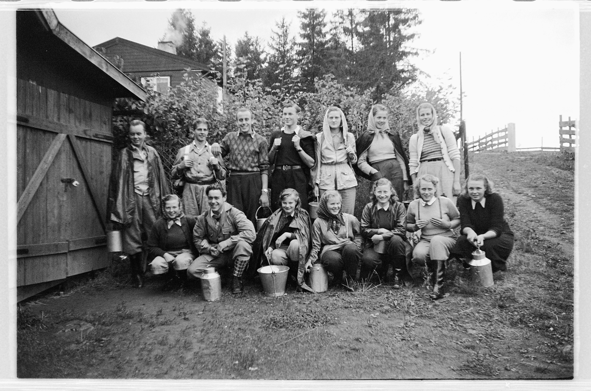 Håkon Prestkværn, Gruppe gutter og jenter med sinkbøtter og melkespann.