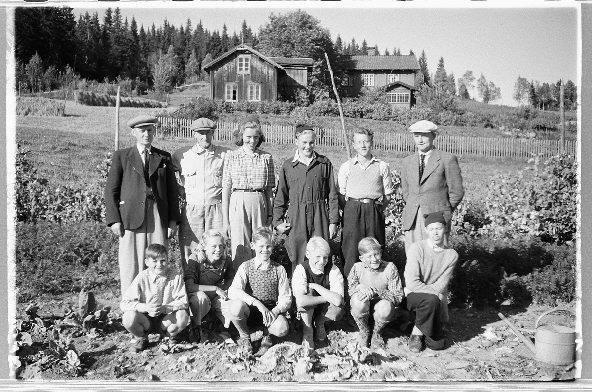 Håkon Prestkværn, Ukjent gruppe mennesker i en hage.