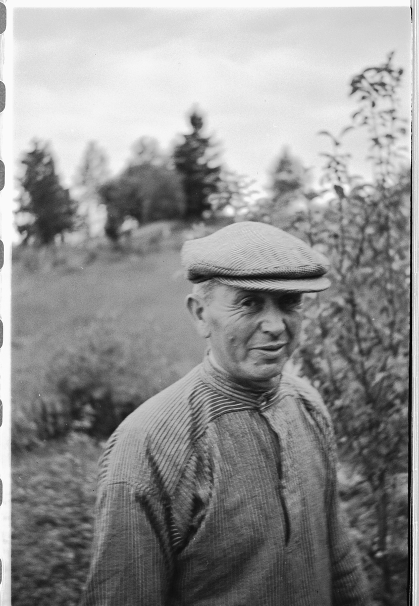 Håkon Prestkværn, Eldre mann med sixpence foran et jorde.