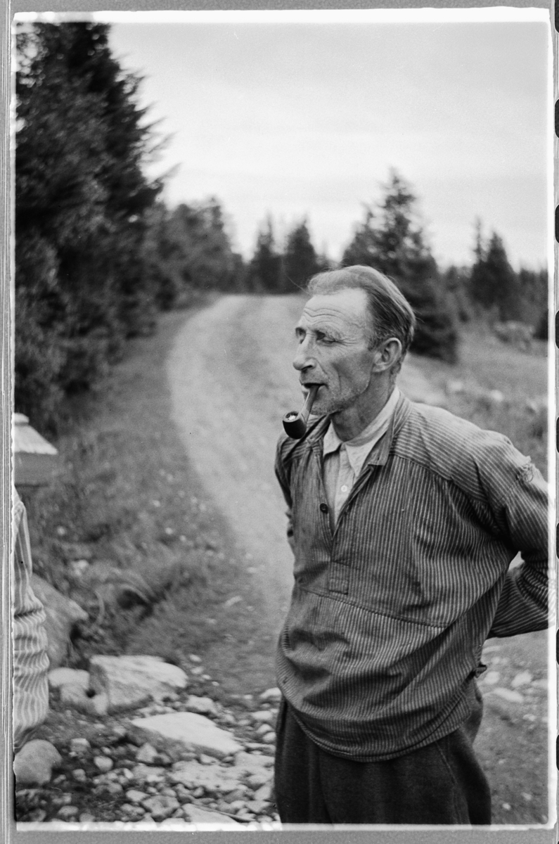 Håkon Prestkværn, Eldre mann med pipe.