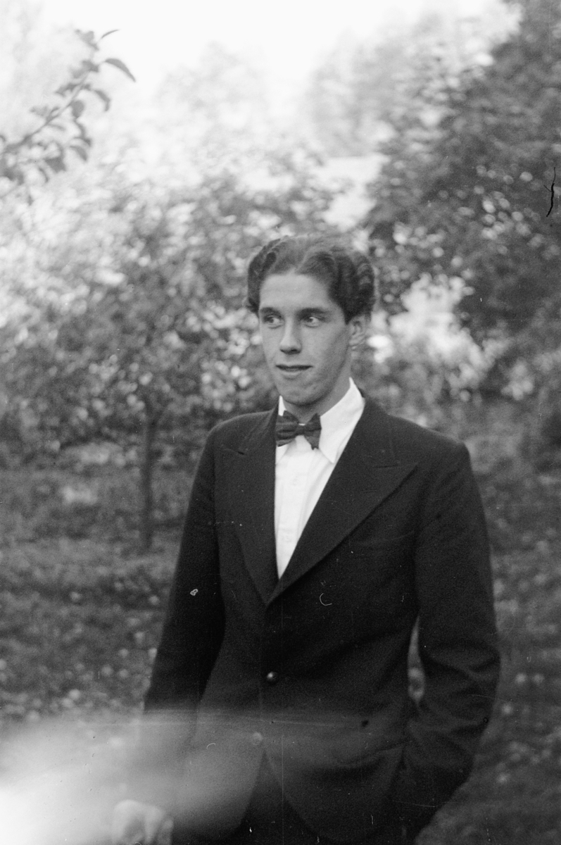 Håkon Prestkværn, Eksteriør, hage. Ukjent mann i dress.