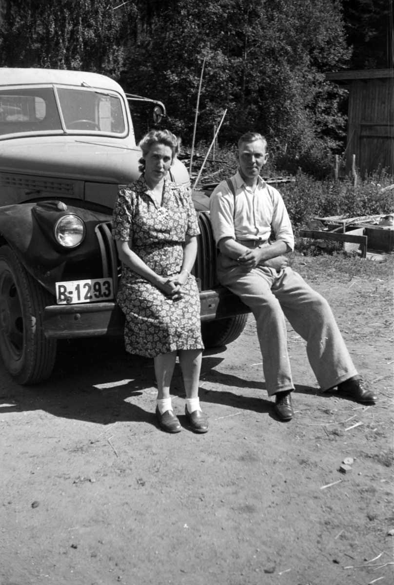 Håkon Prestkværn, Ukjent kvinne og mann ved en lastebil. Chevrolet årsmodell 1946-47. Østfold-registrert: B-1293.