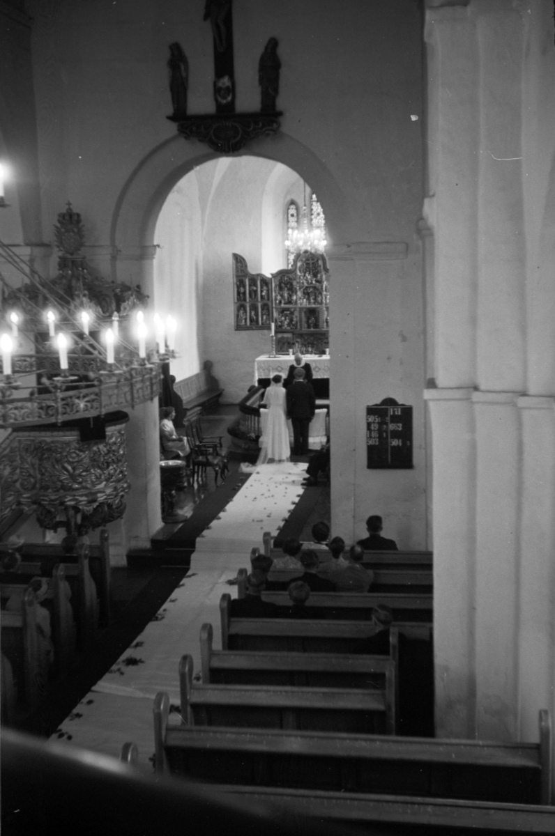 Håkon Prestkværn, Bryllup. Vielse i Ringsaker kirke. Interiør.