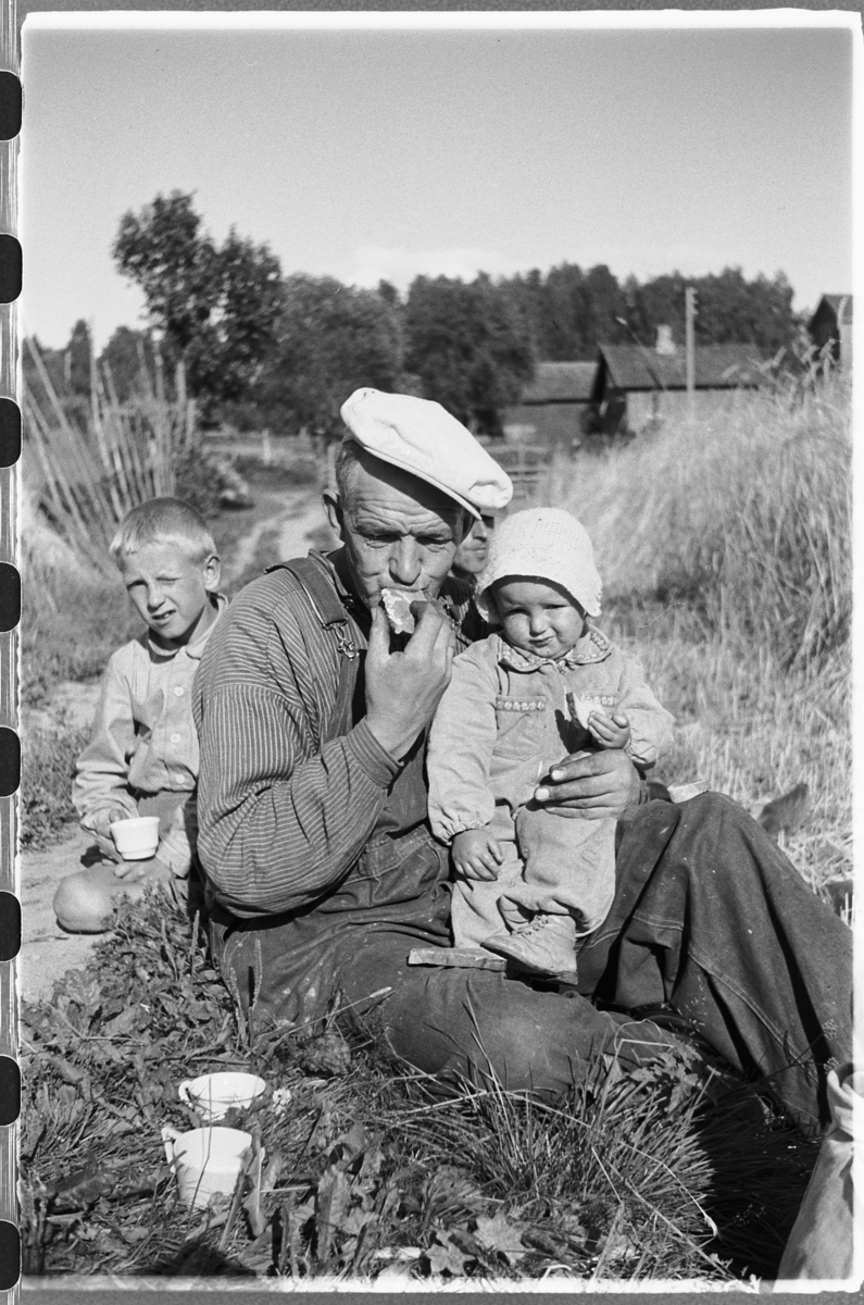 Håkon Prestkværn, Eldre mann et barn på fanget spiser niste, brødskiver