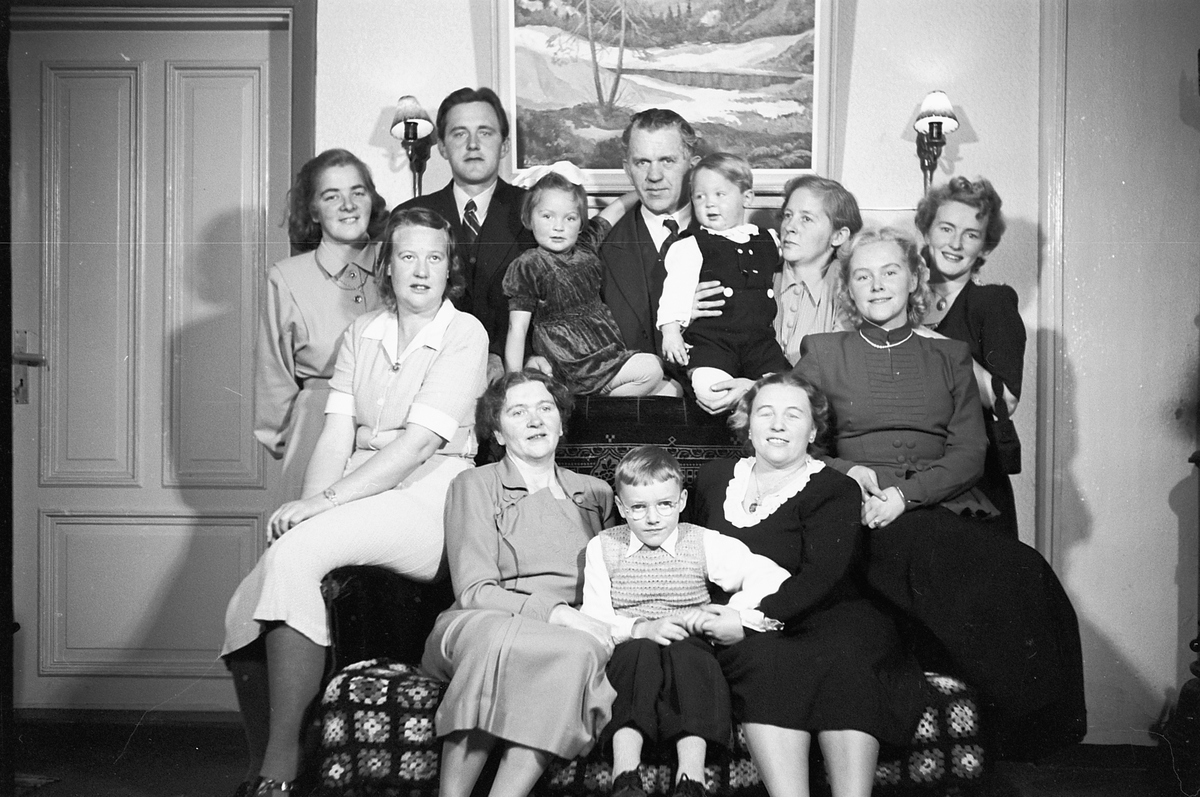Håkon Prestkværn, Interiør, stue. Ukjent familiegruppe i en sofa.