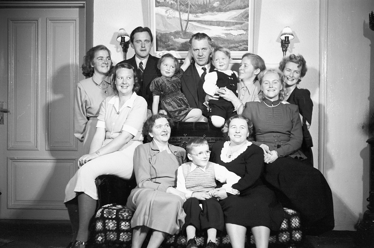 Håkon Prestkværn, Interiør, stue. Ukjent familiegruppe i en sofa.