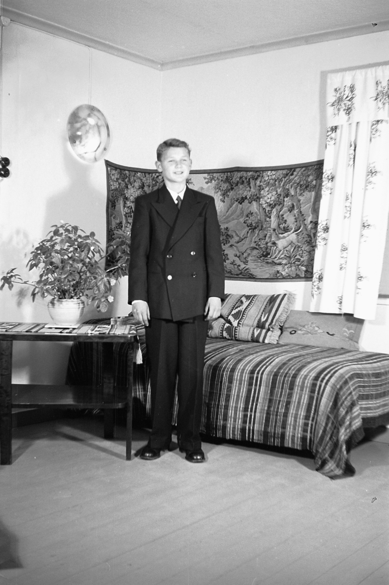 Håkon Prestkværn, Interiør, stue. Ukjent gutt i dress.