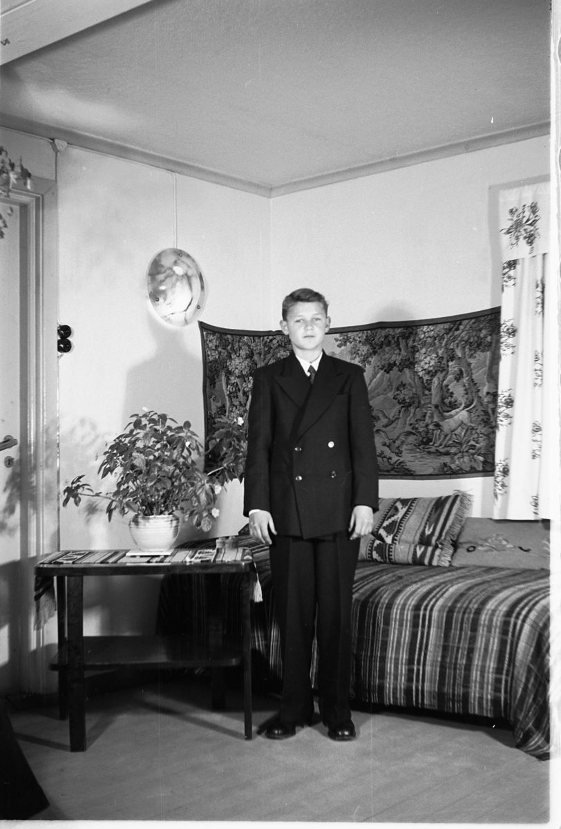 Håkon Prestkværn, Interiør, stue. Ukjent gutt i dress.
