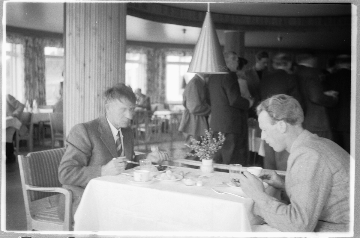 Håkon Prestkværn, Spisesal, to ukjente menn spiser middag, Dalseter Høyfjellshotell i Sør-Fron, Oppland.