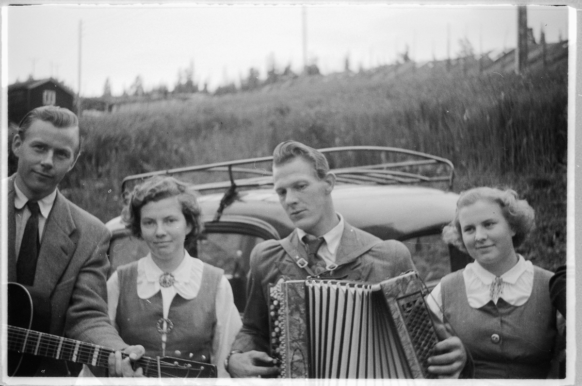 Håkon Prestkværn, To menn spiller gitar og trekkspill sammen med to kvinner.