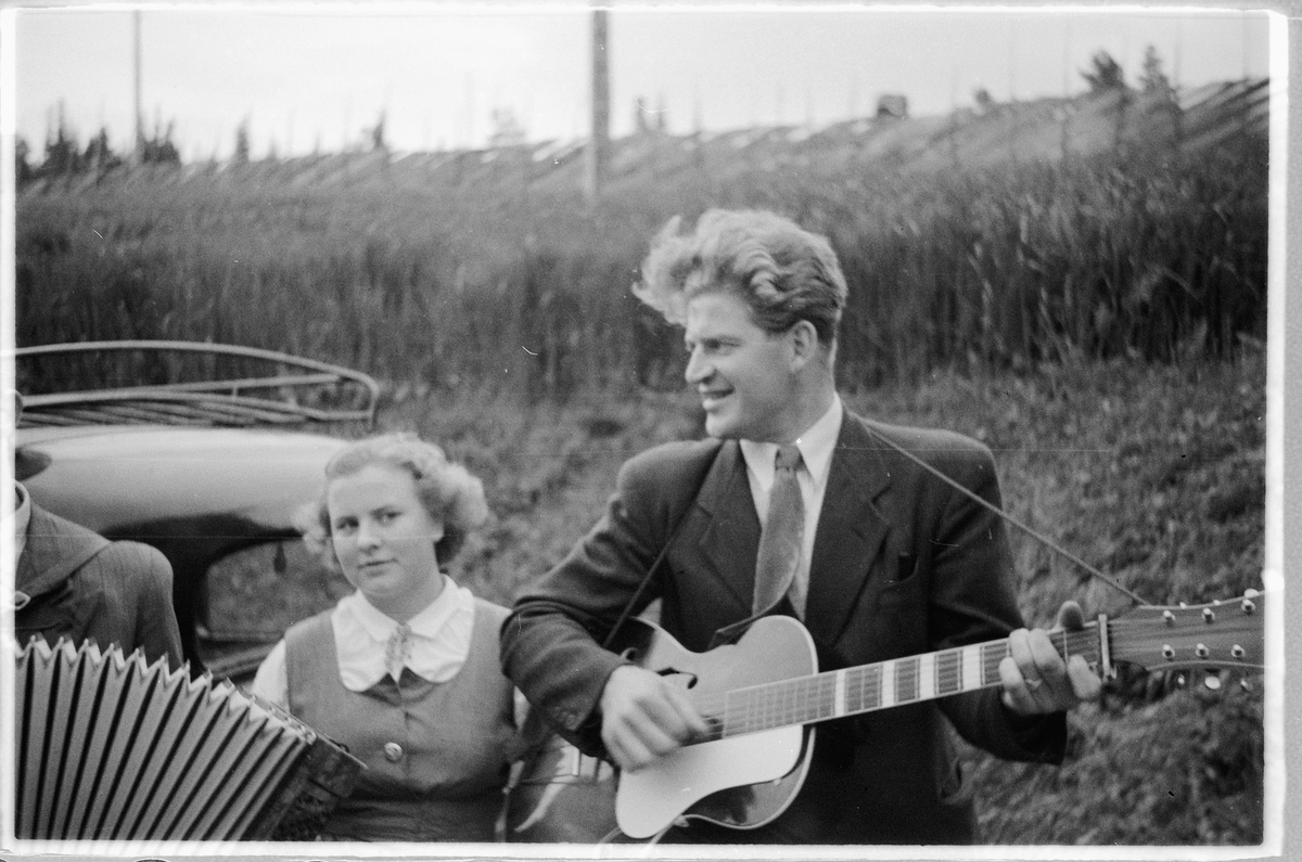 Håkon Prestkværn, T. V. UKJENT, T. H. LEIF SÆHLI SPILLER GITAR