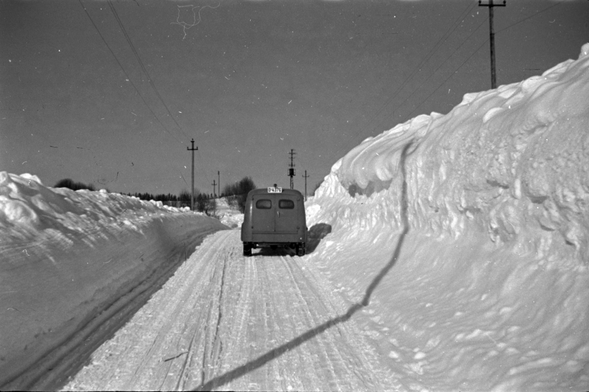 Håkon Prestkværn, Vinter. En bil på en vei med brøytekanter. Bilen er en Peugeot reg. nr. D-4376.