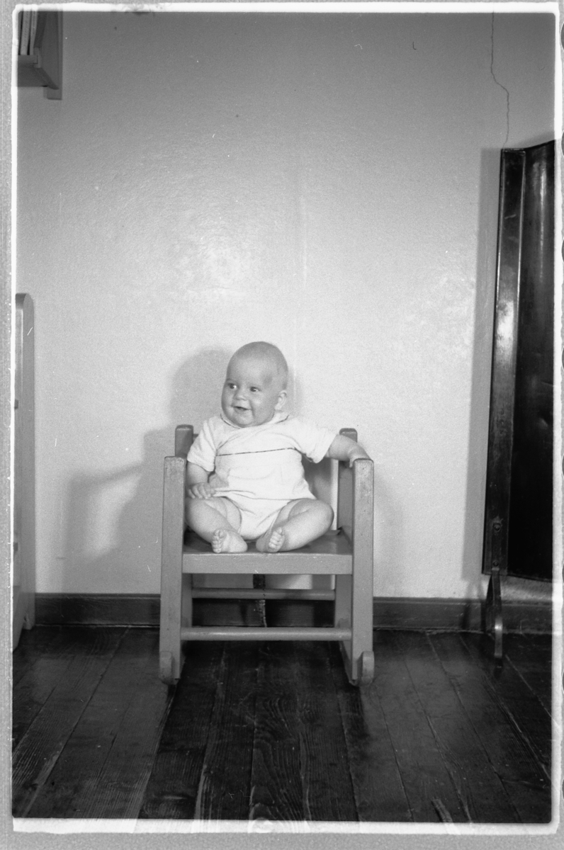 Håkon Prestkværn, En baby sitter i en stol.