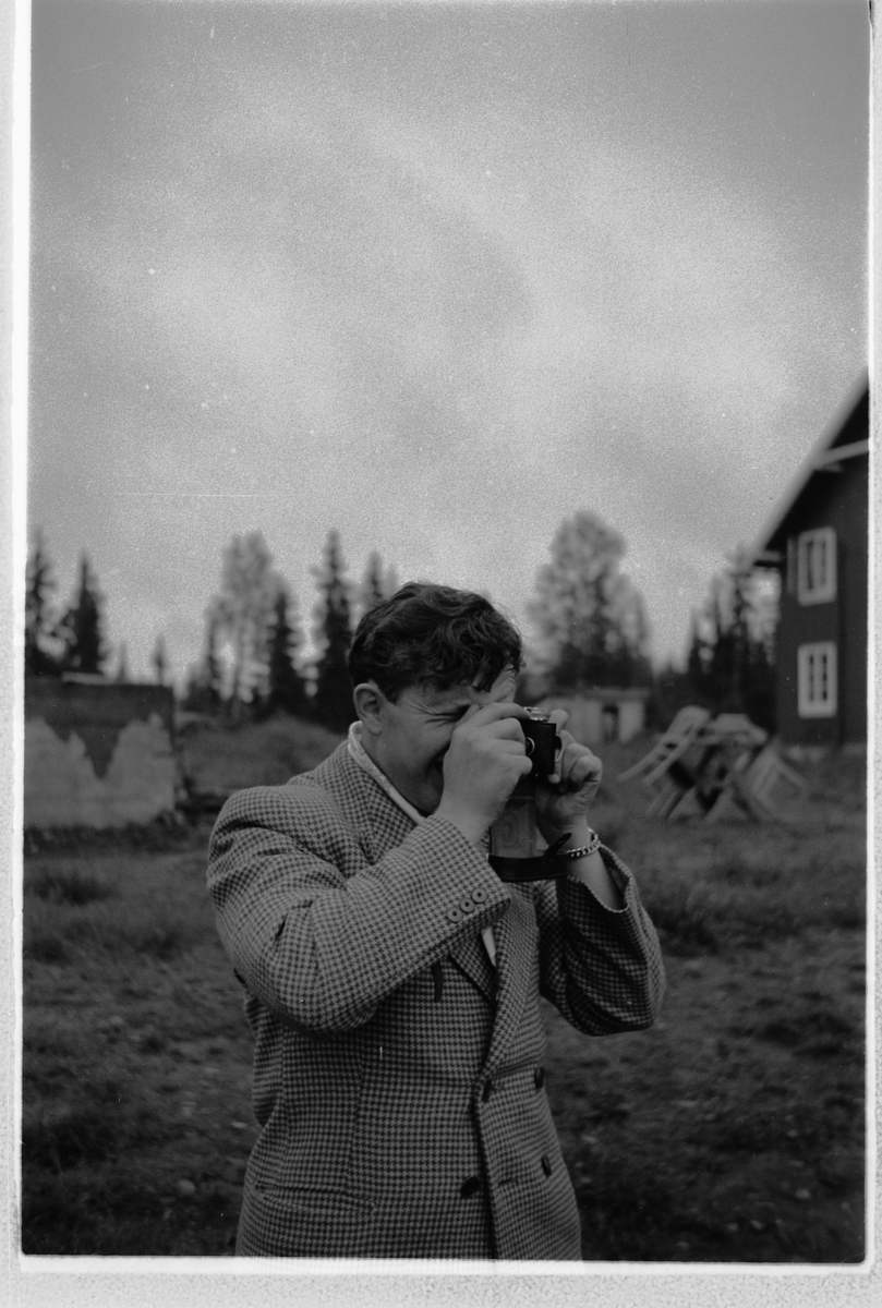 Håkon Prestkværn, En mann tar et bilde med et fotoapparat, Alf "Auto".