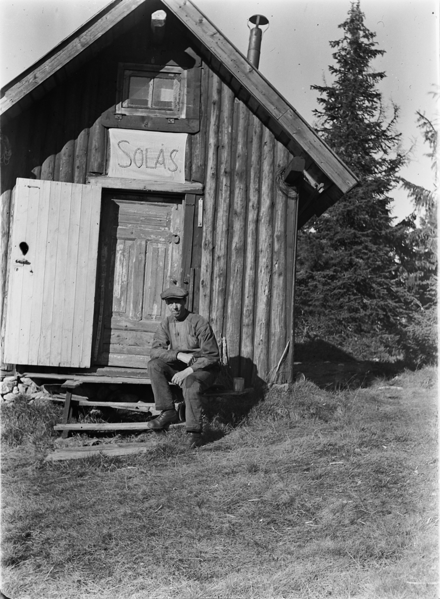 Ole M Martinsen, HYTTE, SOLÅS, ukjent mann på trammen. Hytta til Ole M. Martinsen (Spånestad) lå på Ruskåsen vest, Løten almenning. Det ble bygd ny hytte av familien Fuglebrenden på samme sted på 1970-tallet (Sportskapellet).