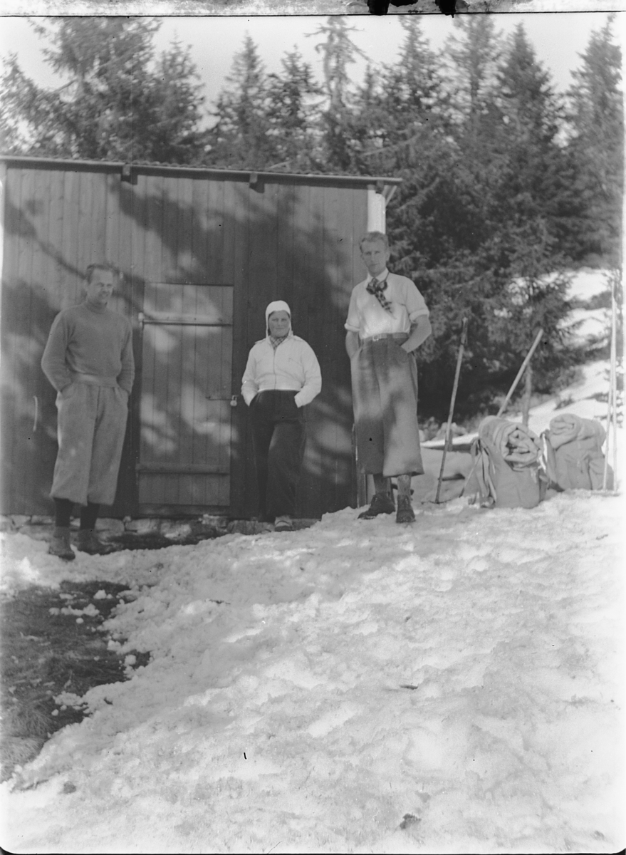 Ole M Martinsen, To menn og ei kvinne på skitur med sekk.