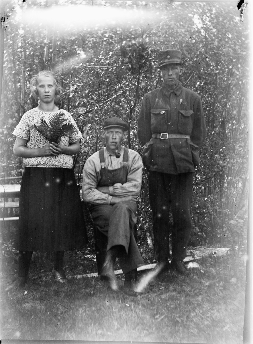Ole M Martinsen, Ukjent jente, mann med pipe og mann i uniform.