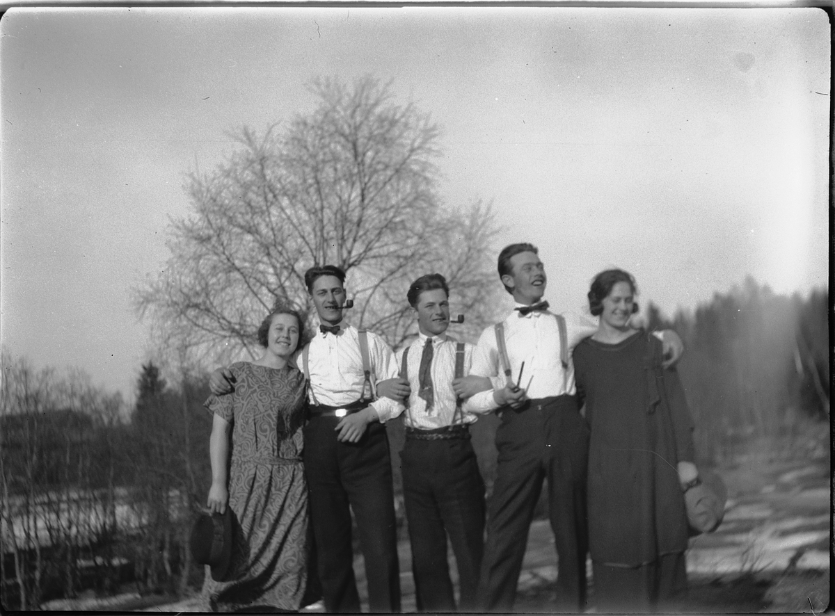 Ole M Martinsen, To kvinner og tre menn. Mennene røyker pipe.