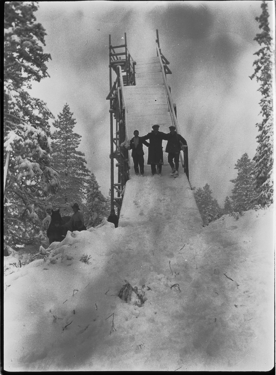 Ole M Martinsen, Tre menn på en SKIHOPPBAKKE.