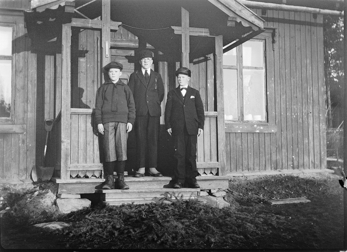 Ole M Martinsen, Tre gutter ved inngangen til et hus.