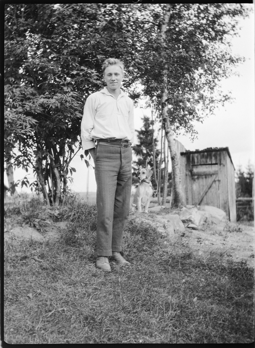 Ole M Martinsen, Ukjent mann. I bakgrunnen en hund og en utedo.