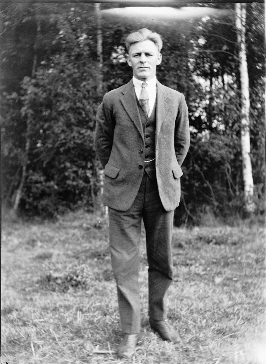 Ole M Martinsen, Eksteriør, skog. Ukjent mann med dress.
