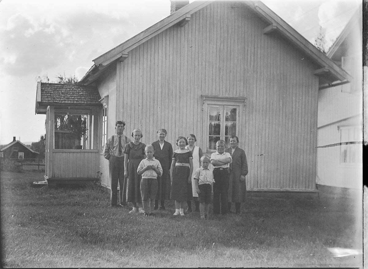 Ole M Martinsen, Ukjent familiegruppe foran et hus.