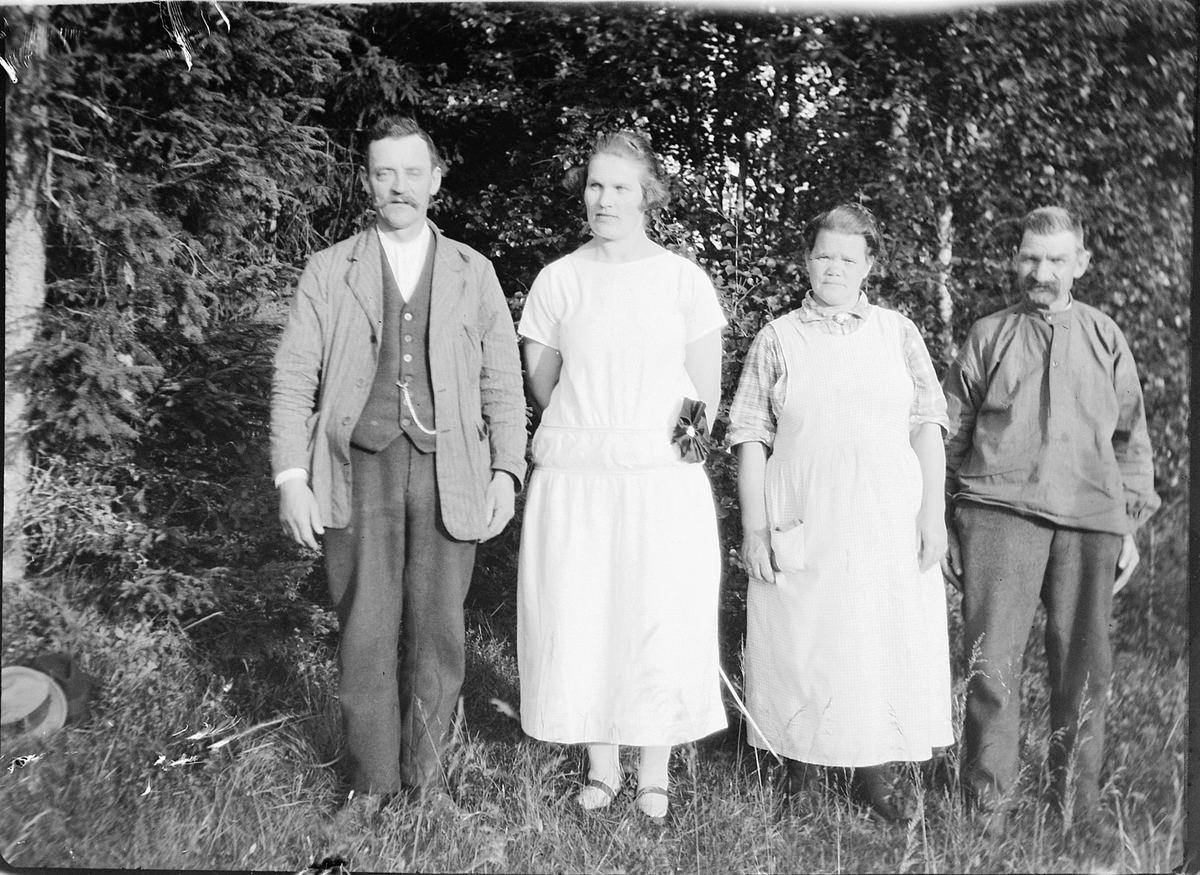 Ole M Martinsen, Eksteriør, skog. To menn og to kvinner.