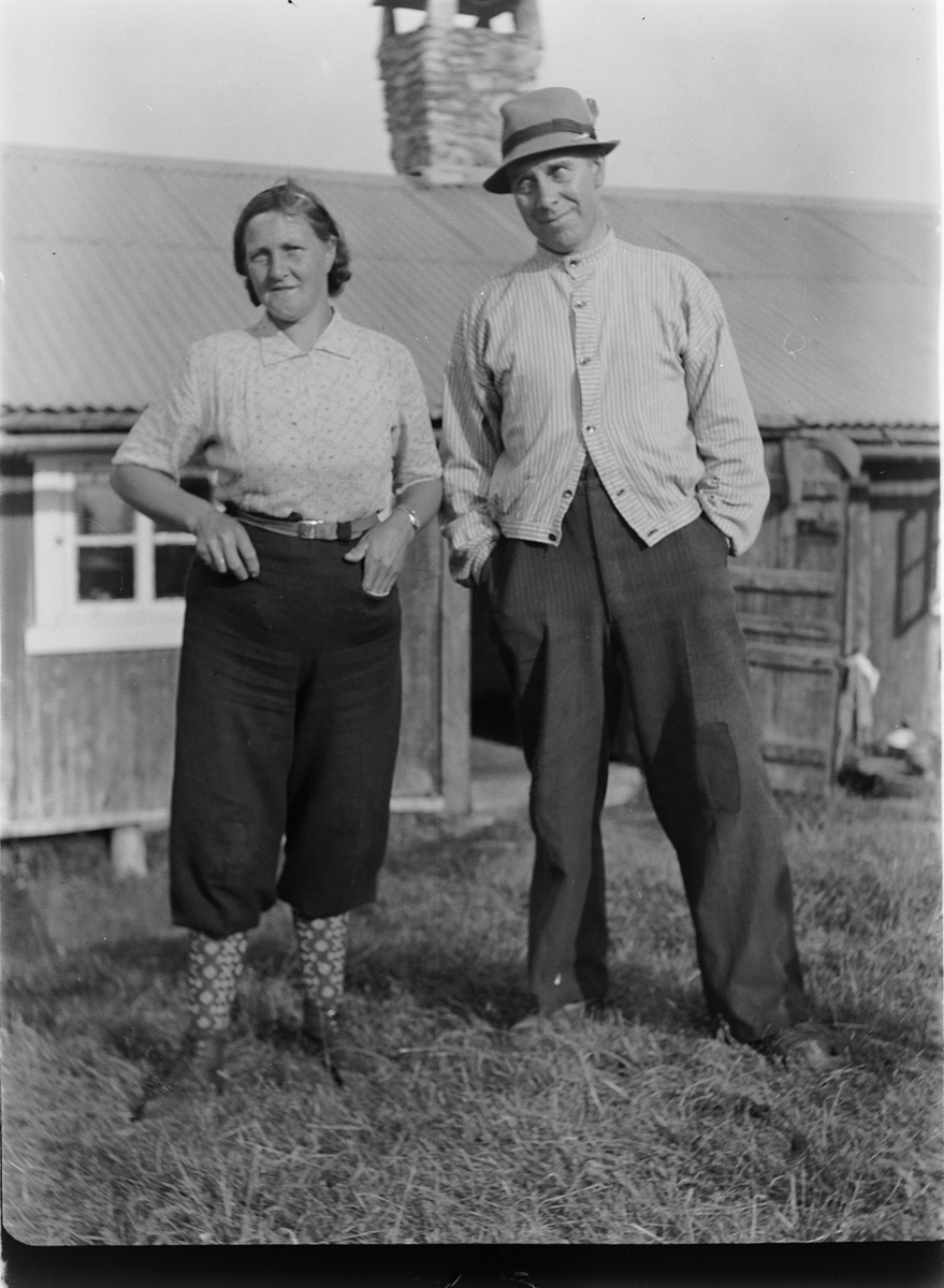 Ole M Martinsen, Ukjent kvinne og mann foran et hus.