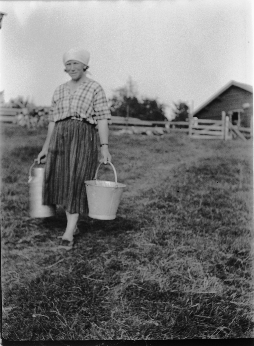 Ole M Martinsen, Kirsti Pedersdatter Berg(gift med Ole Eriksen Berg) bodde Kjøsødegården. Var turistvert på Målia på 50-60-tallet.(seterdrift på Målia ) BUDEIE, MELKESPANN, KJELE, SÆTER LØTEN