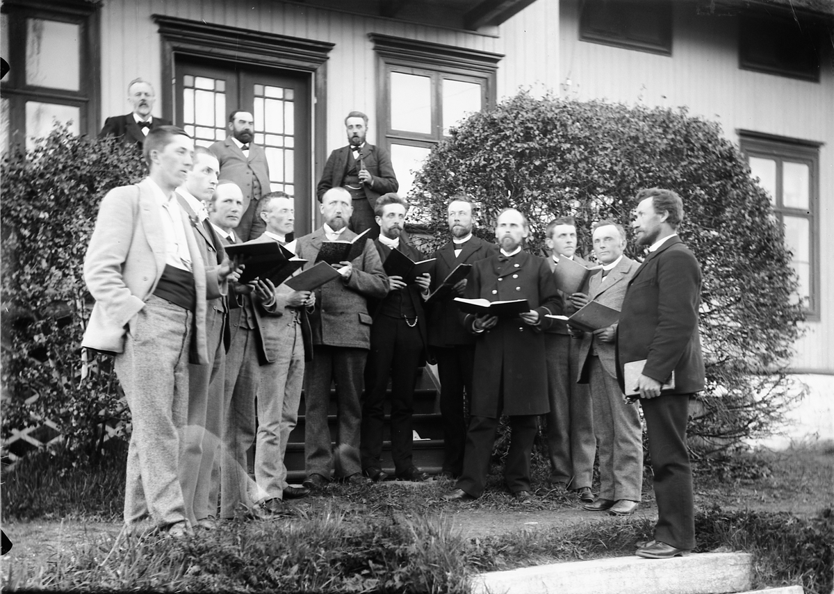 Kristoffer Horne, MANNSSANGKOR, RINGSKER MANDSKOR, ØVELSE PÅ ØSTRE FJØLSTAD, FJELSTAD, FRA VENSTRE: MIKKEL SVEINHAUG, JOHANNES SMESTAD, KLAUDI SOLBERG, EVEN BYE, HELMER SOLBERG, HANS SKAPPEL, PETTER SYVERUD, CHRISTIAN RØHNE, JØRGEN DÆHLI OG CHR. FJELSTAD. DIRIGENT: TORSTEIN KOLSGAARD. PÅ VERANDAEN BAK: JOHANNES SUND…