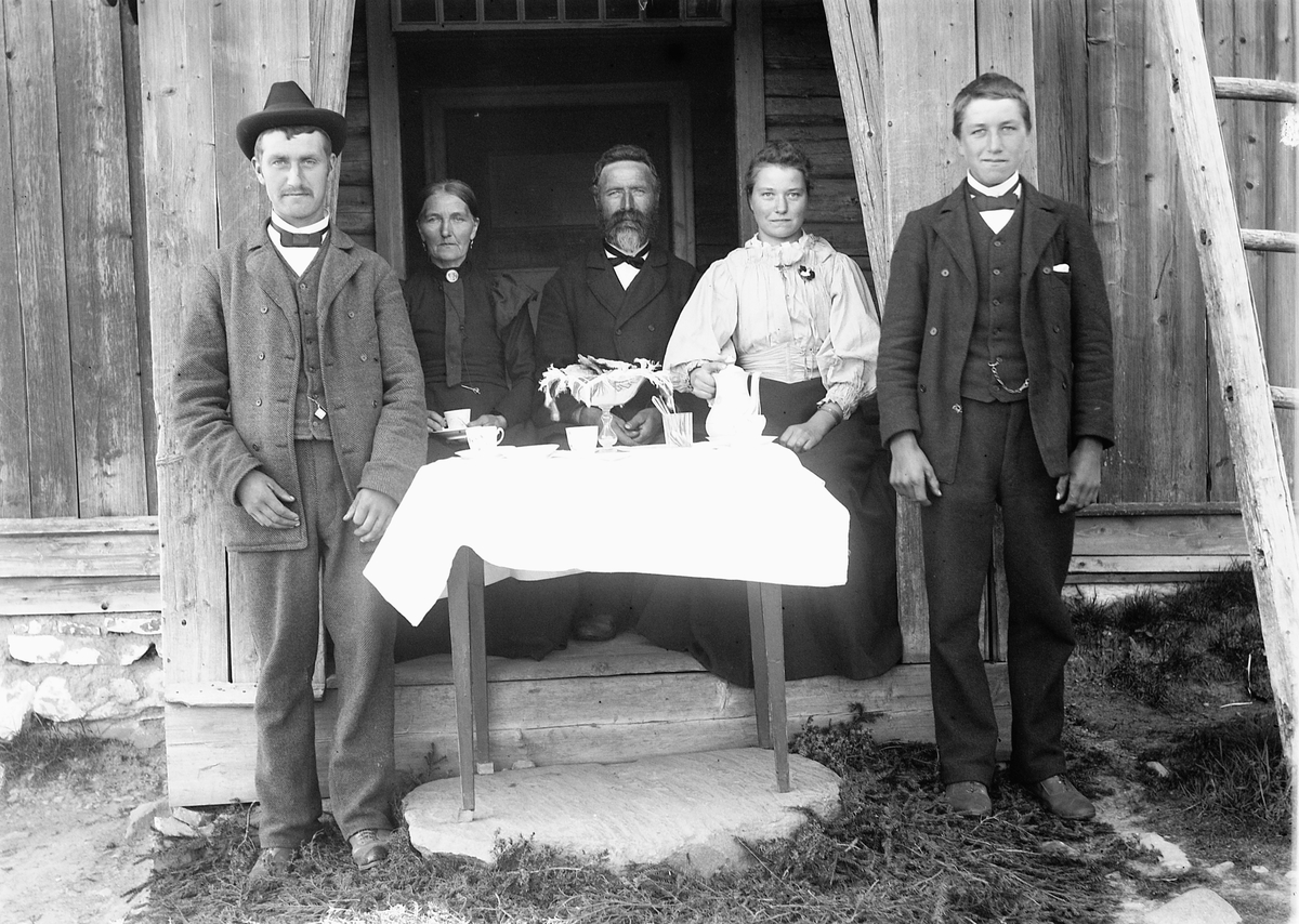 Kristoffer Horne, Familiegruppe, fem personer.