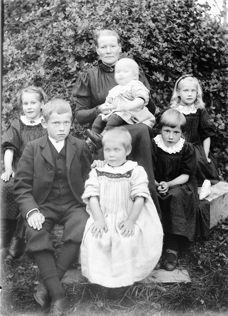 Kristoffer Horne, Eksteriør, hage. Ukjent familiegruppe.