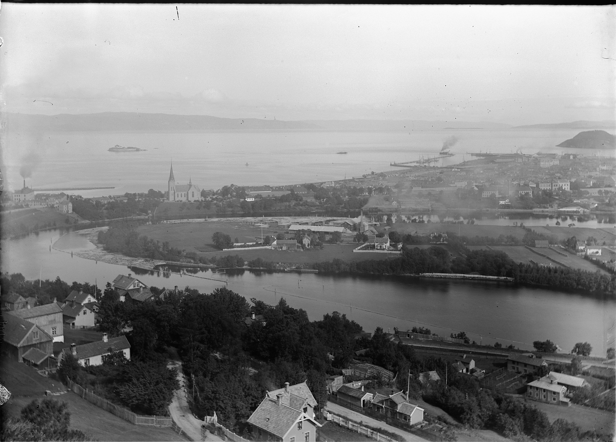 Kristoffer Horne, TRONDHEIM, UTSIKT NIDARØ, NIDELVA, MOT ILEVOLDENE, TRONDHEIMSFJORDEN, MUNKHOLMEN.