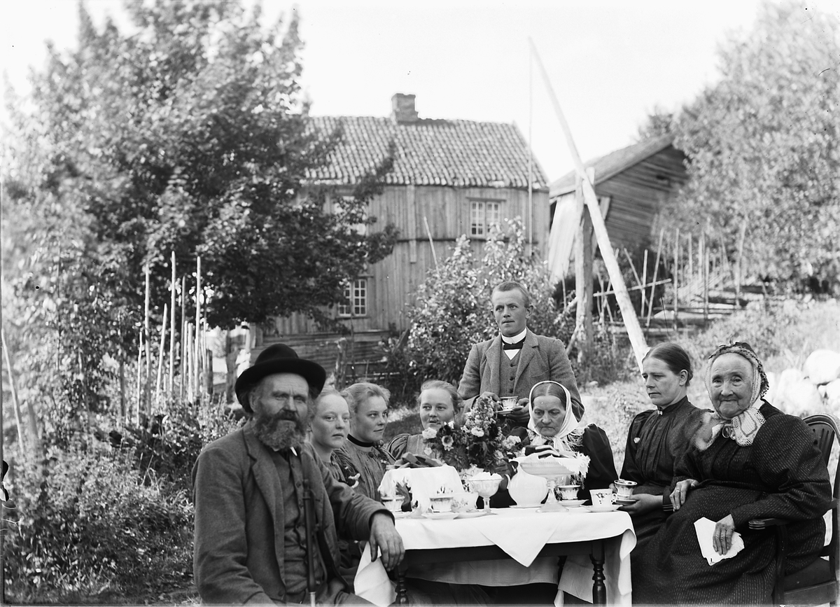 Kristoffer Horne, Åtte personer rundt et kaffebord.