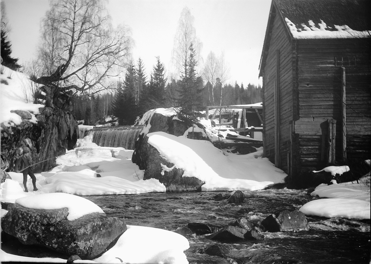 Kristoffer Horne, FOSSENMØLLA, MØLLE, MOELVA, gutt fisker.