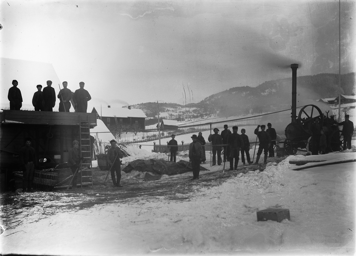 Kristoffer Horne, Treskelag på Fjelstad, Ring i Ringsaker, trøskelag med dampdreven motor. Ca 1900. Åstad ses t. h. i bakgrunnen.