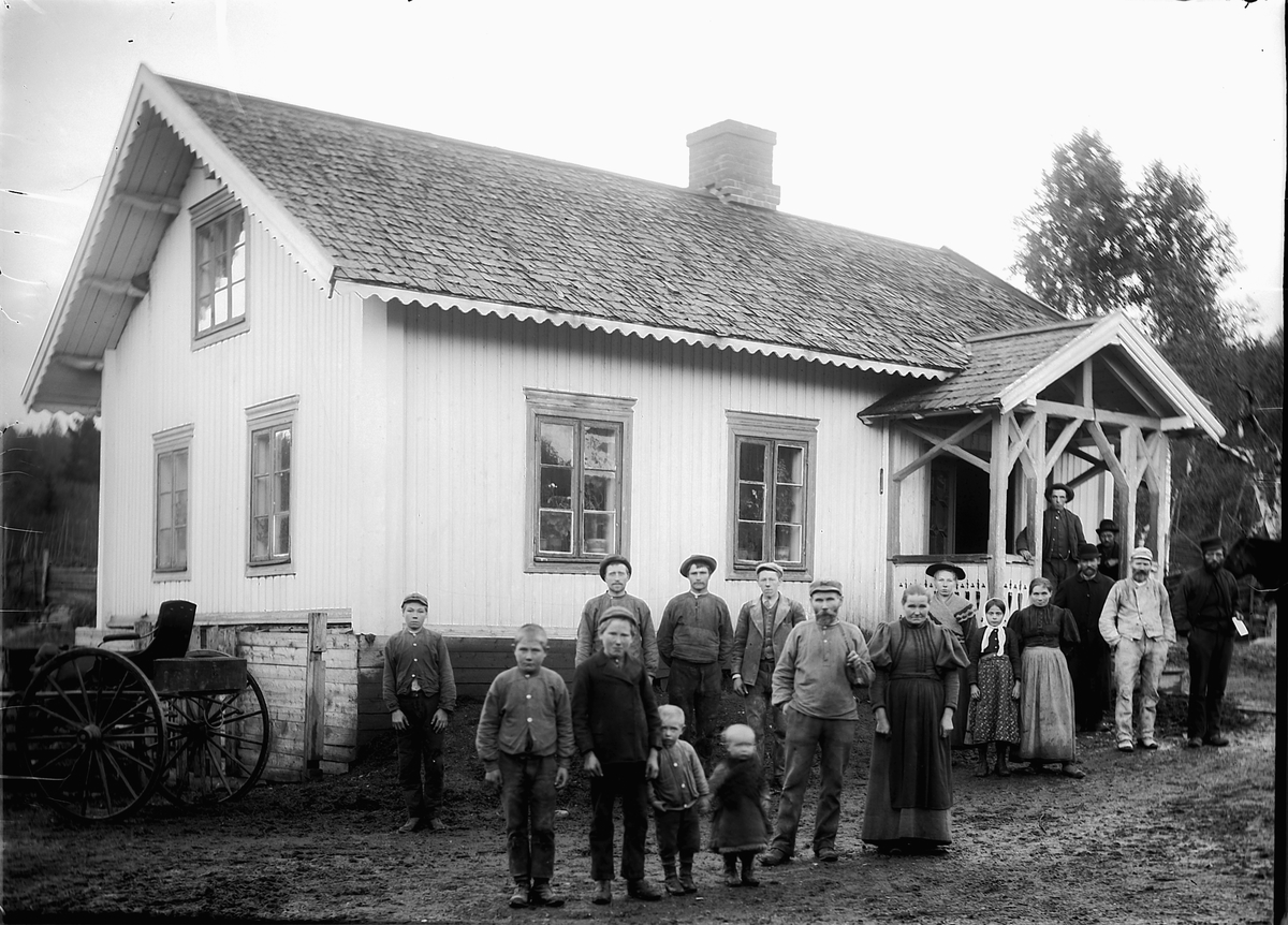 Kristoffer Horne, Stor gruppe arbeidsfolk foran et hus.