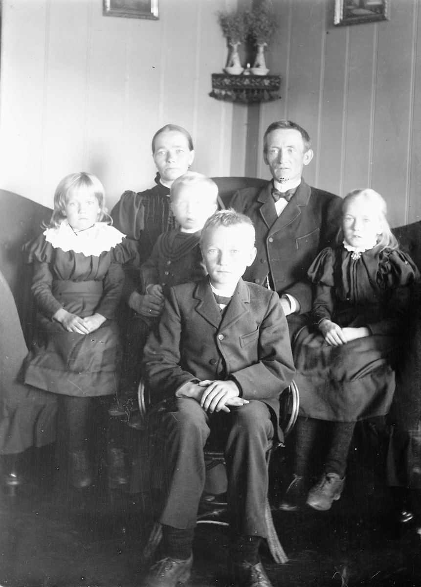 Kristoffer Horne, Interiør, stue. Ukjent familie.