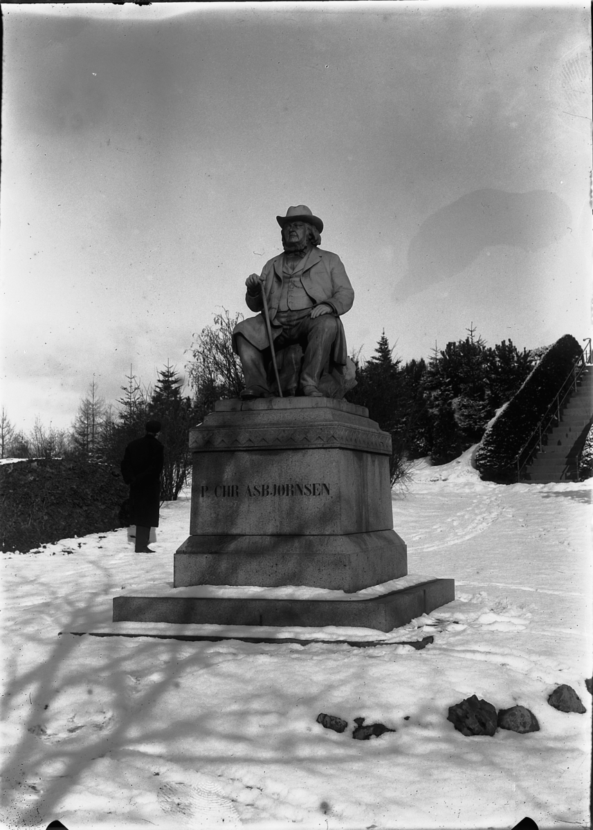 Kristoffer Horne, Statue av Peter Christen Asbjørnsen på St. Hanshaugen i Oslo.