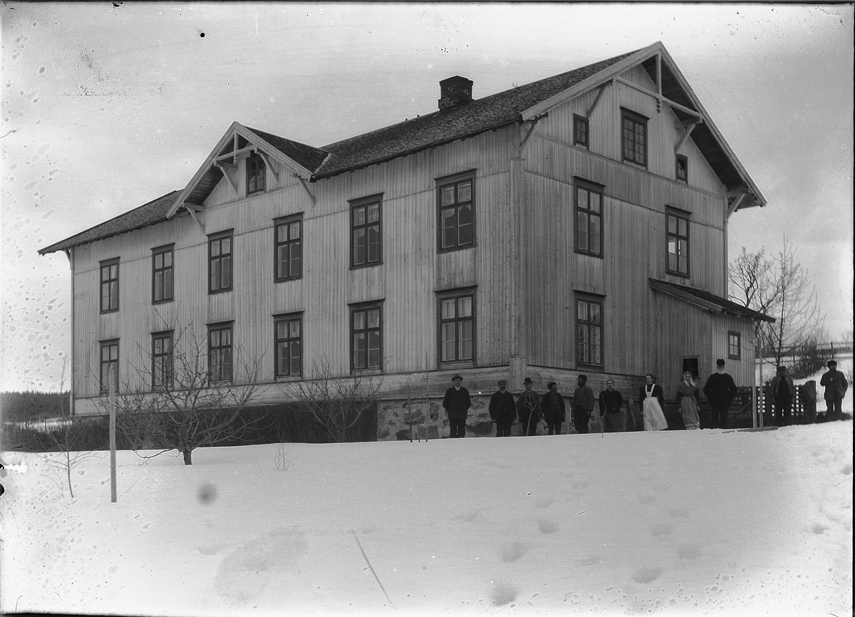 Kristoffer Horne, Eksteriør, hus. Gruppe mennesker samlet.