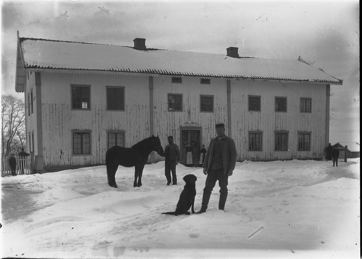 Kristoffer Horne, Ukjent hovedbygning. Gårdstun med mennesker hund og hest.