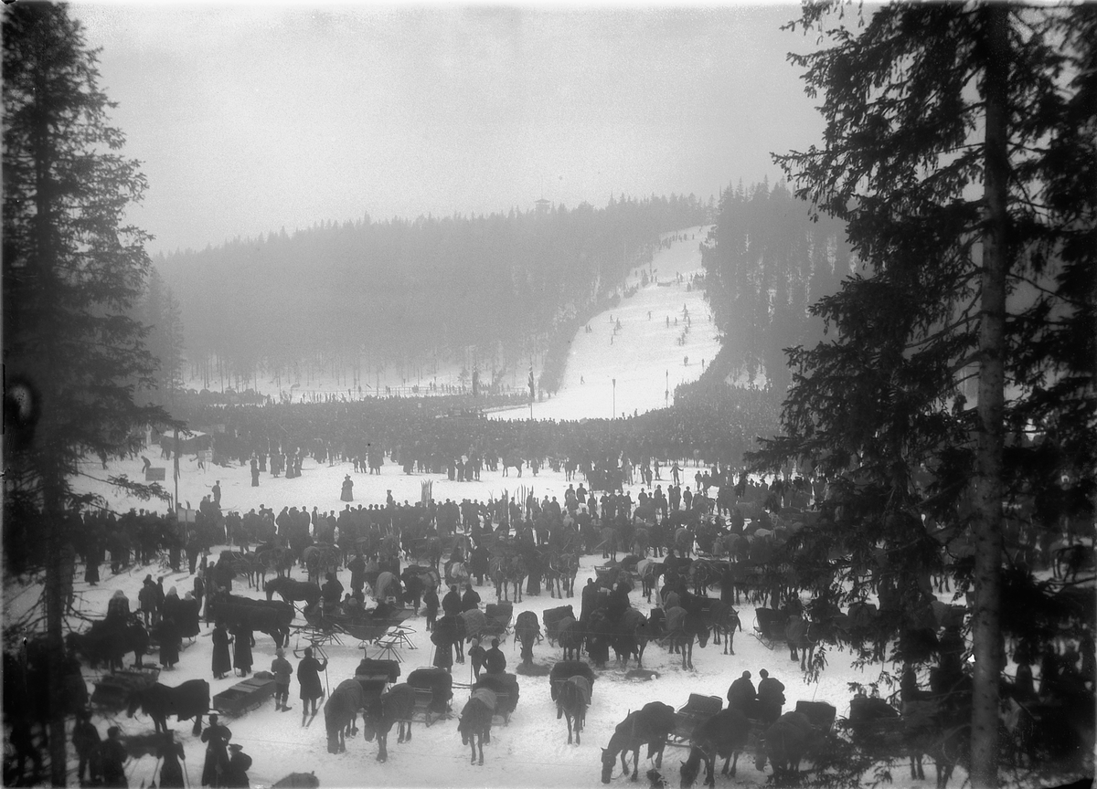 Kristoffer Horne, HOLMENKOLLEN, SKIHOPPBAKKE, HOLMEKOLLRENN. Masse mennesker, hest og kjerre/slede.
