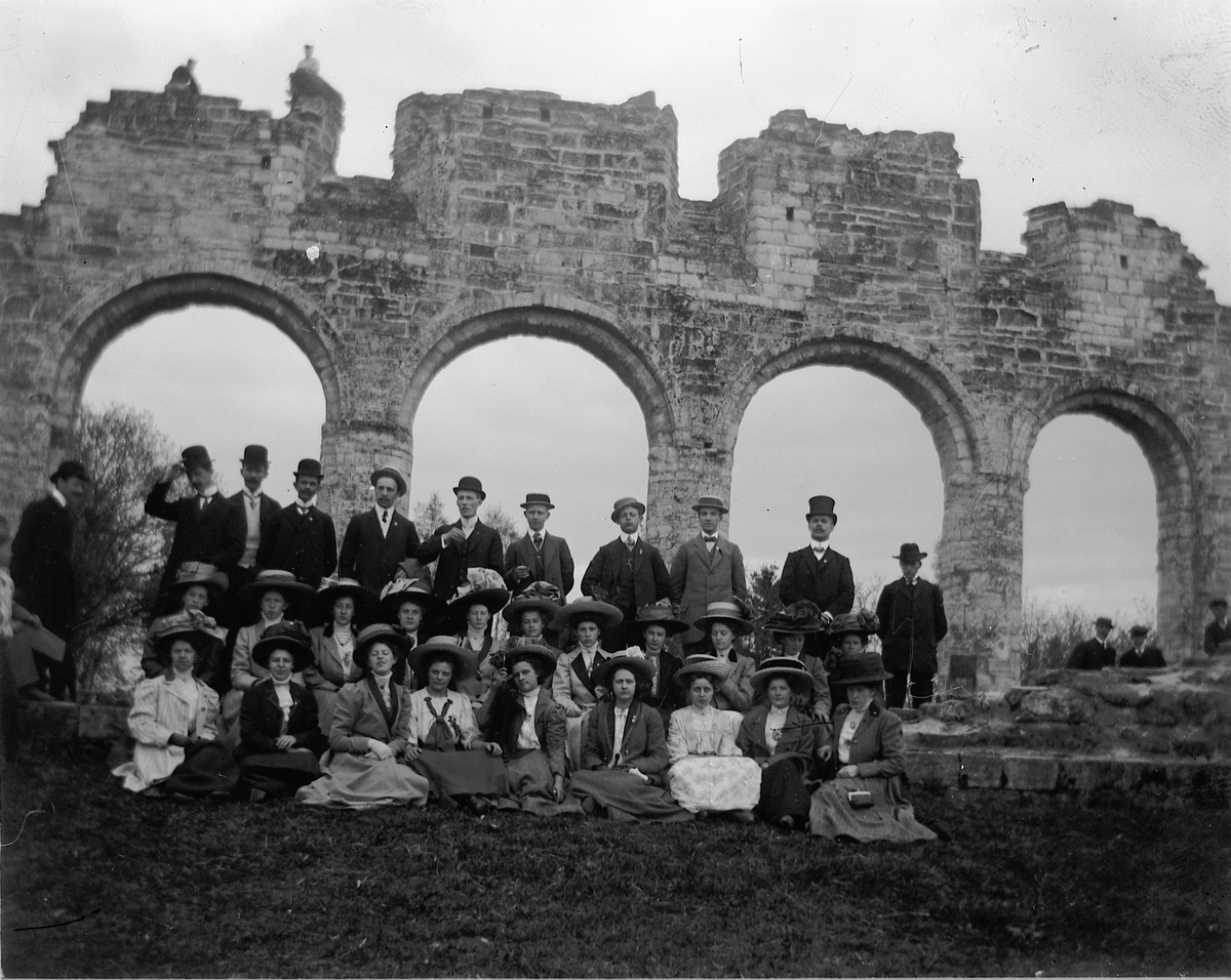 Johs. (Johannes) Johannessen, Gruppe ukjente, Domkirkeruinen, Domkirkeodden, Hamar.