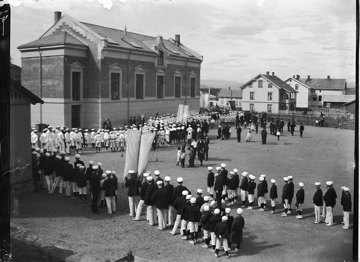 Johs. (Johannes) Johannessen, Ukjent sted, opptog, turnstevne(?), barn, faner.